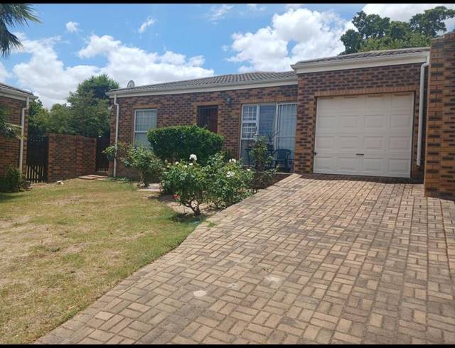 2 BEDROOM TOWNHOUSE FOR SALE IN BERG-EN-DAL